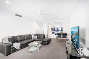 Circle on Cavill Modern 1 Bedroom + Study, Ocean View — Q Stay